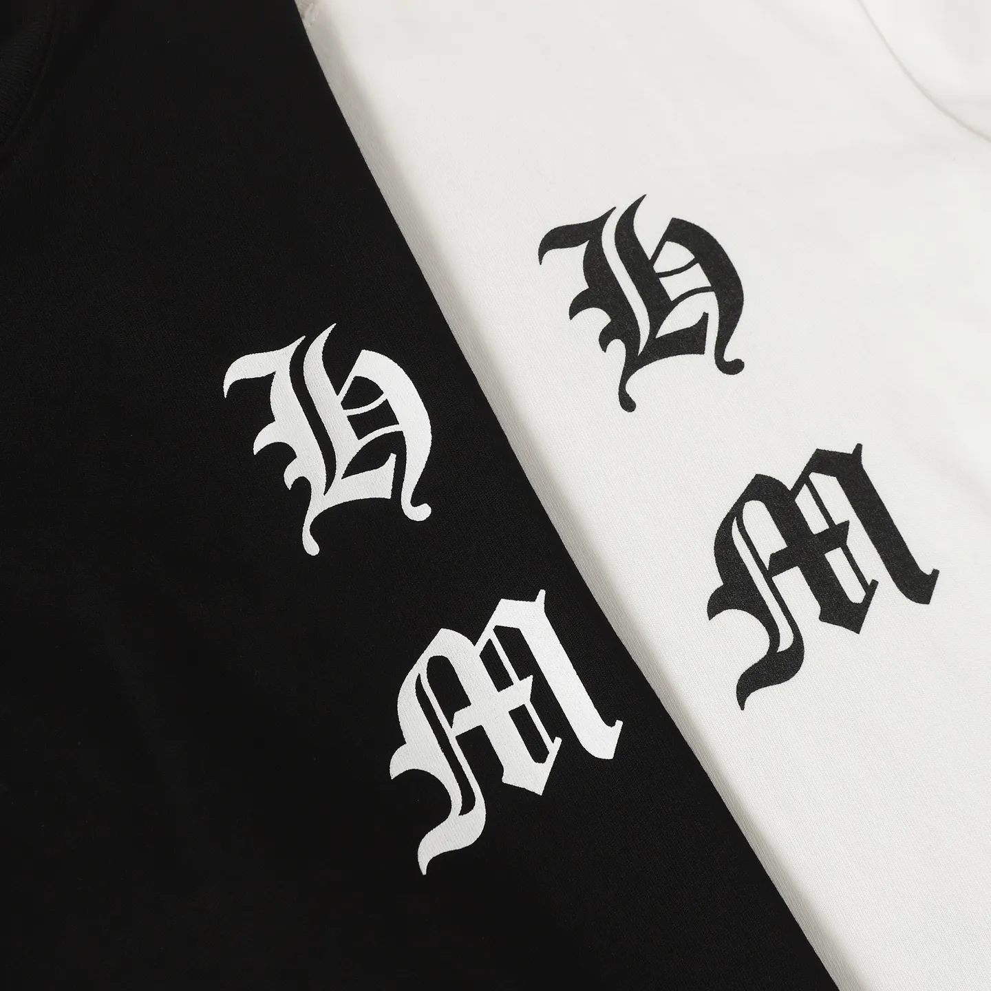 🅿️270 CH/Croxin new frayed printed long sleeves 280g double yarn fabric frayed on four sides Heavy fabric The neckline is made of icy Solona Loose fit Deep, wide and stylish No deformation or shrinkage Color: Black/White Size: XS-L